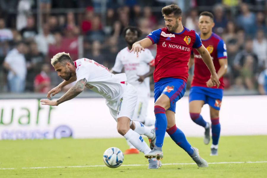 Ajeti (r.) im Trikot des FC Basel.