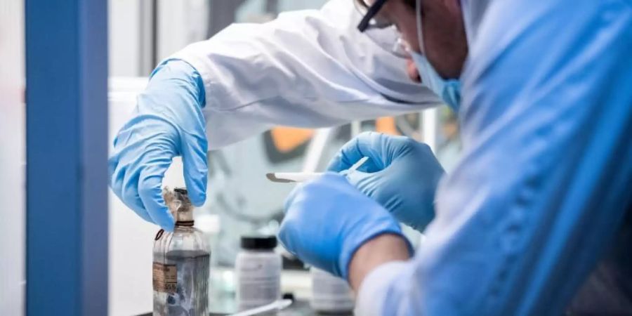 Spezialisten der Polizei sichern nach den Funden in Dortmund Beweismittel. Foto: Fabian Strauch/dpa