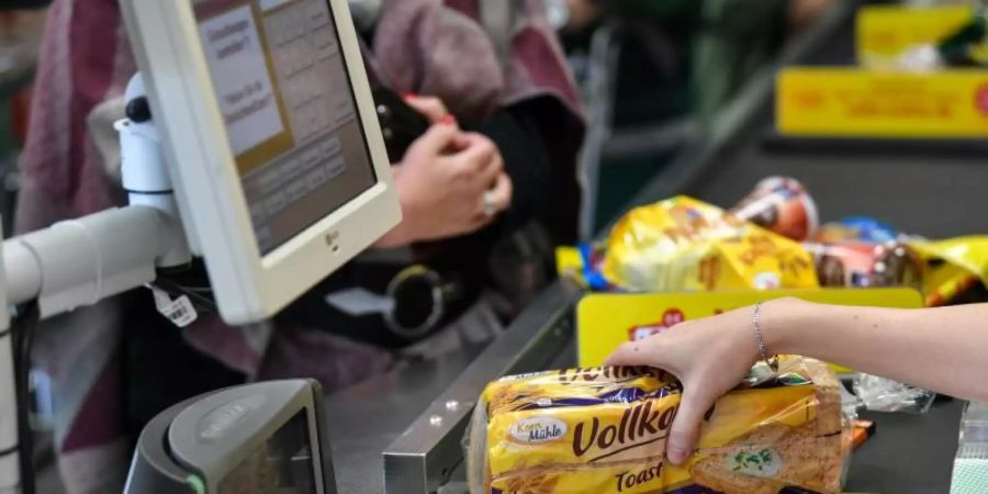 Gedämpft von der Mehrwertsteuersenkung ist die Inflation in Deutschland im September erneut unter die Nullmarke gerutscht. Foto: Jens Kalaene/dpa-Zentralbild/dpa