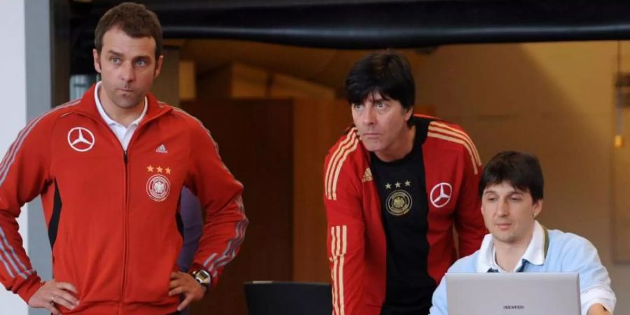 Dr. Oliver Faude (r) 2009 mit Bundestrainer Joachim Löw (M) und dem damaligen Assistenztrainer Hansi Flick bei einem Fitnesstest der Nationalmannschaft. Foto: DB GES/Markus Gilliar/GES-pool/dpa