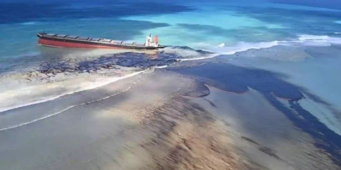 Dieses Foto zeigt den Frachter «Wakashio» vor der Ostküste von Mauritius. Ölverschmutzung