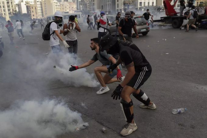 Protestierende treffen auf Sicherheitsleute in Beirut. beirut proteste