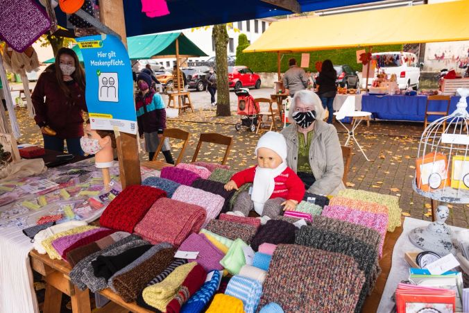 Irene Begert aus Oberbuchsiten verkauft selbst gestrickte Mützen, Topflappen und Schals.