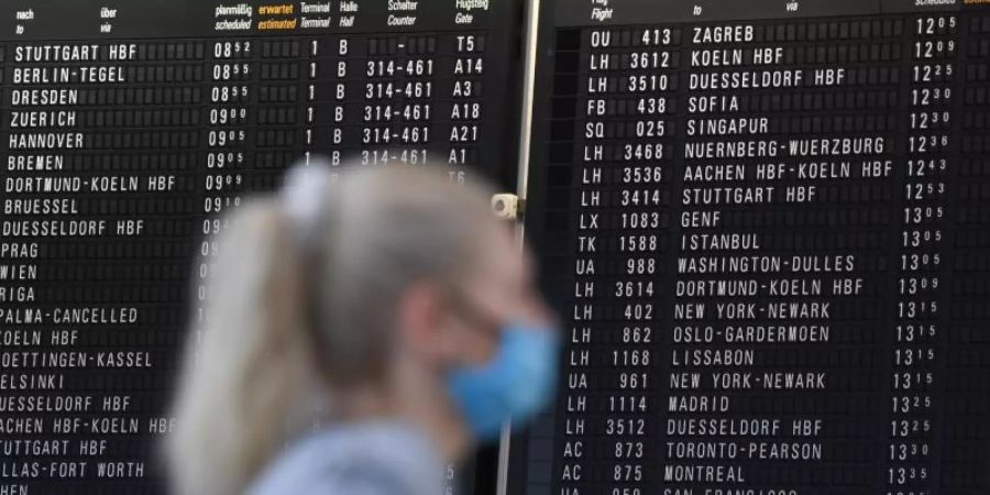 Nach Angaben des Auswärtigen Amtes besteht weiterhin eine coronabedingte Reisewarnung für fast alle Länder. Foto: Arne Dedert/dpa