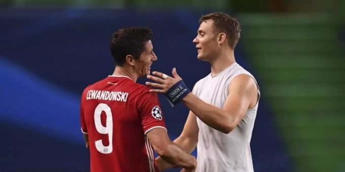 Holten mit Bayern das Triple: Torjäger Robert Lewandowski (l) und Torhüter Manuel Neuer. Foto: Franck Fife/pool AFP/AP/dpa Holten mit Bayern das Triple: Torjäger Robert Lewandowski (l) und Torhüter Manuel Neuer. Foto: Franck Fife/pool AFP/AP/dpa