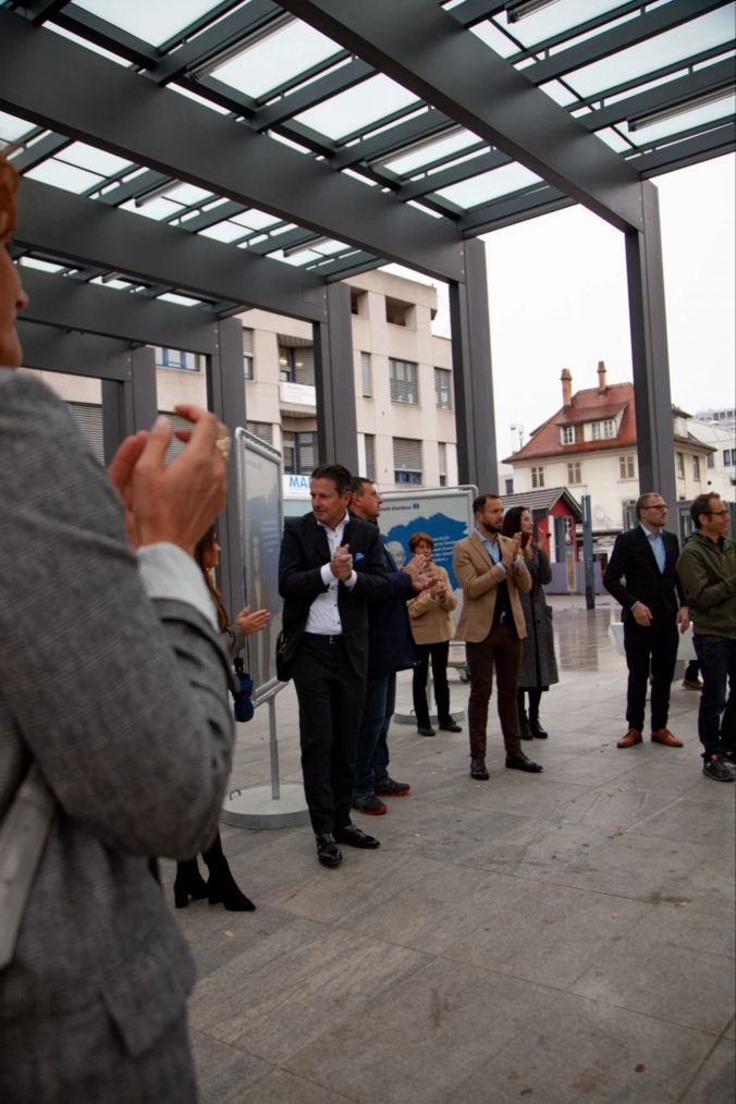 Die Dietiker sind zahlreich an der Vernissage erschienen.