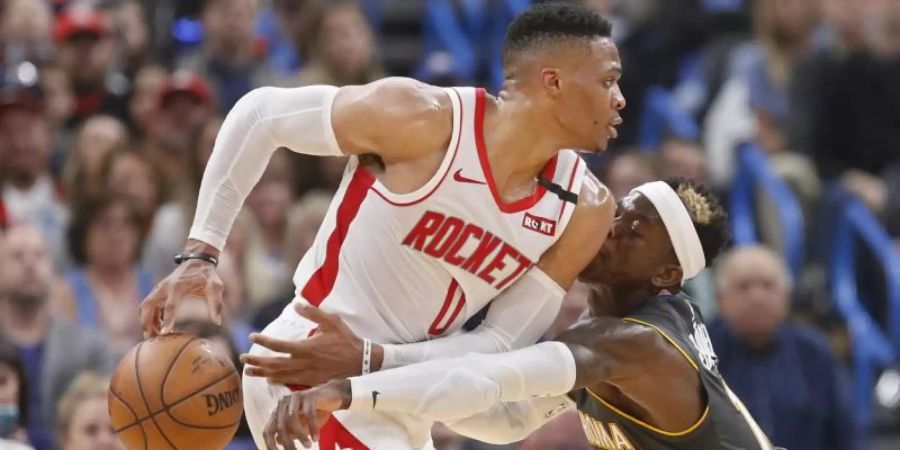 Russell Westbrook (l) von den Houston Rockets hat sich mit einem gigantischen Trinkgeld beim Hotelpersonal bedankt. Foto: Sue Ogrocki/AP/dpa