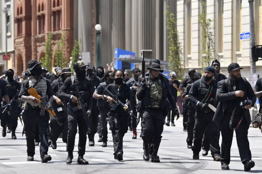 Militante Demonstranten der «NFAC» bei ihrem Aufmarsch in Louisville, Kentucky, am Wochenende.