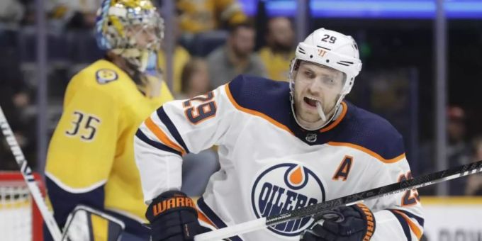 Leon Draisaitl wird ins Rennen für die King Clancy Memorial Trophy geschickt. Foto: Mark Humphrey/AP/dpa
