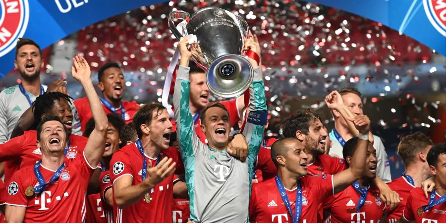 Manuel Neuer stemmt den Champions-League-Pokal.