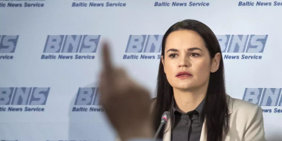 Swetlana Tichanowskaja, ehemalige Kandidatin für die Präsidentschaftswahlen in Belarus, hört während einer Pressekonferenz in Litauen der Frage eines Journalisten zu. Foto: Mindaugas Kulbis/AP/dpa