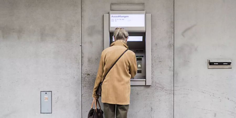 Rentnerinnen und Rentner erhalten im kommenden Jahr etwas mehr Renten ausgezahlt. (Symbolbild)