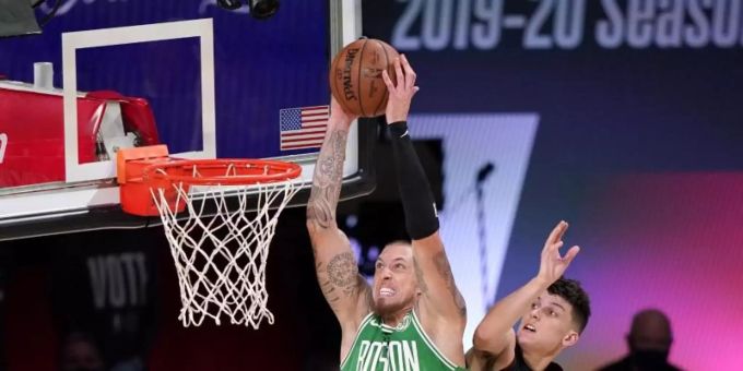 Daniel Theis (l) von den Boston Celtics beim Dunking. Foto: Mark J. Terrill/AP/dpa Daniel Theis (l) von den Boston Celtics beim Dunking. Foto: Mark J. Terrill/AP/dpa