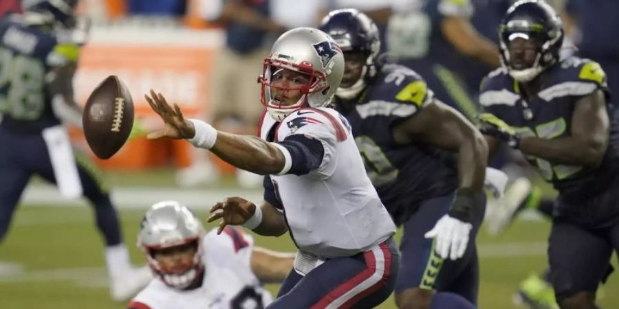 Cam Newton (M), Quarterback der New England Patriots, ist positiv auf Corona getestet worden. Foto: Elaine Thompson/AP/dpa