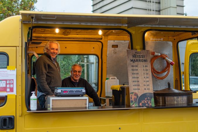 (v.l.): Froiio und Ali verkauften heisse Marroni.