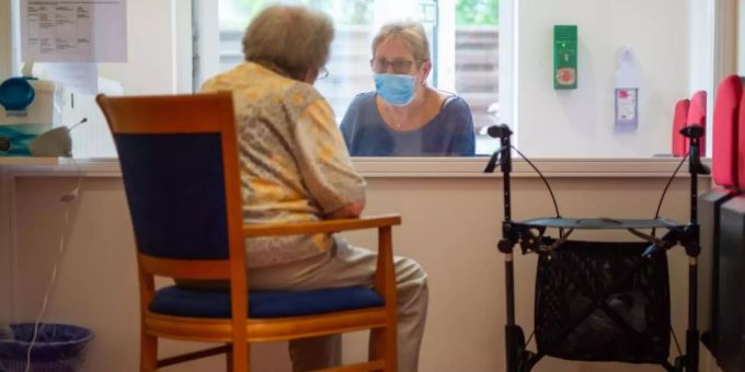 Bei Älteren ist die Infektion mit dem Coronavirus oftmals mit einem schlimmeren Verlauf verbunden. coronavirus infektion risiko