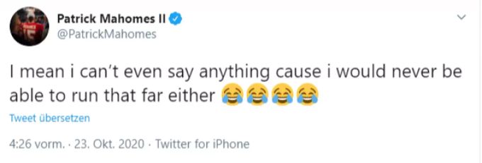 Patrick Mahomes amüsiert sich über die Szene seines QB-Kollegen. Mahomes