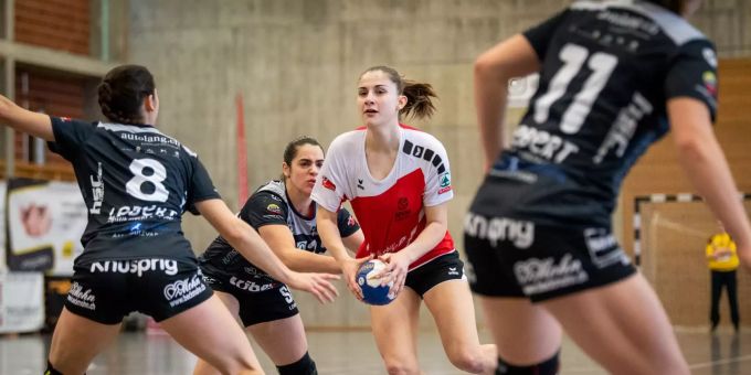 Die 8-fache Torschützin Anina Steiner in Aktion. Handballverein Herzogenbuchsee (HVH)
