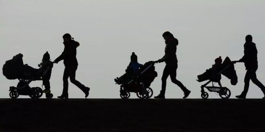 Fast zwei von drei Empfänger wollen den einmaligen Kinderbonus ganz oder teilweise direkt wieder ausgeben. Foto: Felix Kästle/dpa