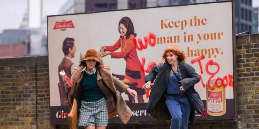 Jo (Jessie Buckley, r) und Sally (Keira Knightley) protestieren lautstark gegen den Schönheitswettbewerb. Foto: eOne Germany/dpa