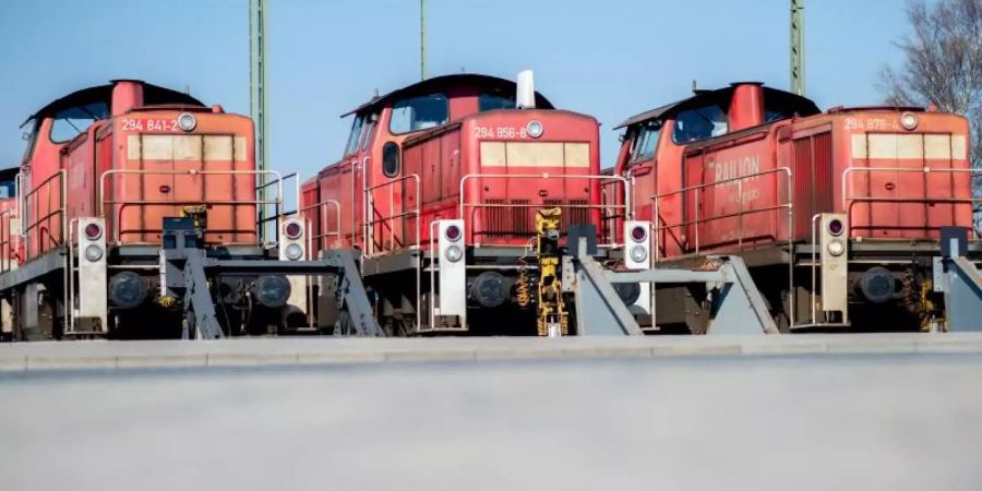 Rangierlokomotiven von DB Cargo stehen auf Abstellgleisen im Hafengebiet. Foto: Hauke-Christian Dittrich/dpa