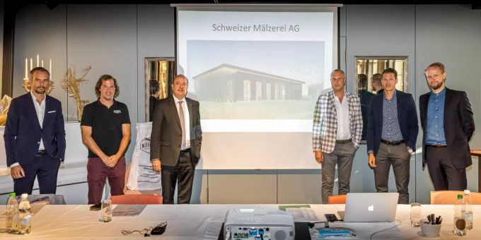 Luden zur Pressekonferenz (v.l.): Johannes Schulz-Hess, Dominik Füglistaller, Landammann Markus Dieth, Christoph Nyfeler, Marc Huggenberger und Adrien Barras. Schweizer Mälzerei AG