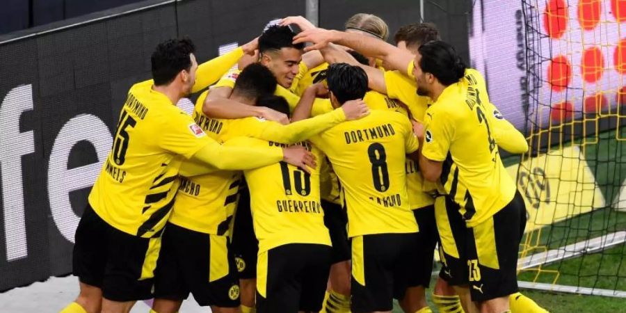 Die BVB-Spieler feiern den 3:0-Erfolg gegen Arminia Bielefeld. Foto: Marius Becker/dpa-POOL/dpa
