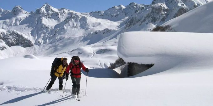 Zwei Skitourengänger am Girenspitz im Kanton Appenzell Ausserrhoden. Berg