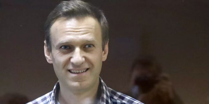 Sechs Jahre nach der Ermordung des russischen Oppositionellen Boris Nemzow hat die nach ihm benannte Stiftung den inhaftierten Kremlgegner Alexej Nawalny für seine Zivilcourage ausgezeichnet. Foto: Alexander Zemlianichenko/AP/dpa Sechs Jahre nach der Ermordung des russischen Oppositionellen Boris Nemzow hat die nach ihm benannte Stiftung den inhaftierten Kremlgegner Alexej Nawalny für seine Zivilcourage ausgezeichnet. Foto: Alexander Zemlianichenko/AP/dpa