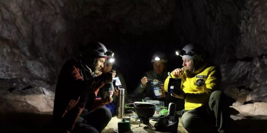 Teilnehmer der Studie «Deep Time» beim Essen in der Höhle in den französischen Pyrenäen. Foto: -/Human Adaptation Institute/AP/dpa