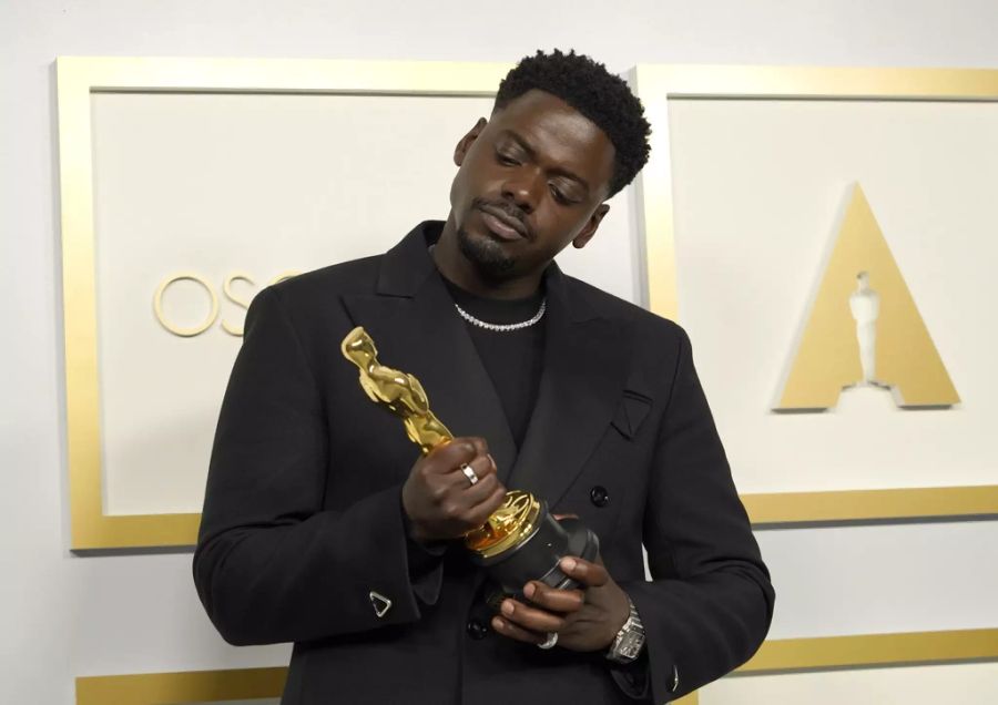 Daniel Kaluuya posiert mit dem Oscar als bester Nebendarsteller in «Judas and the Black Messiah».