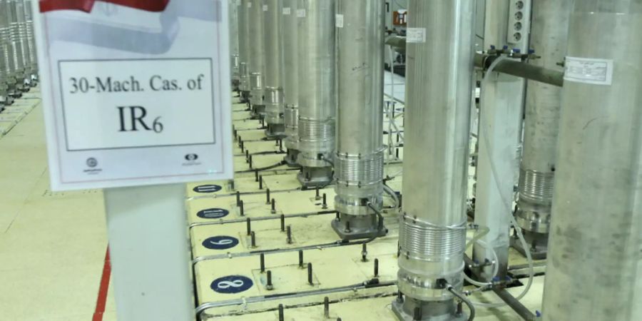ARCHIV - Dieses von der iranischen Atomorganisation (AEOI) veröffentlichte Bild zeigt Zentrifugen in einer Urananreicherungsanlage. Foto: --/Atomic Energy Organization of Iran/AP/dpa - ACHTUNG: Nur zur redaktionellen Verwendung im Zusammenhang mit der aktuellen Berichterstattung und nur mit vollständiger Nennung des vorstehenden Credits