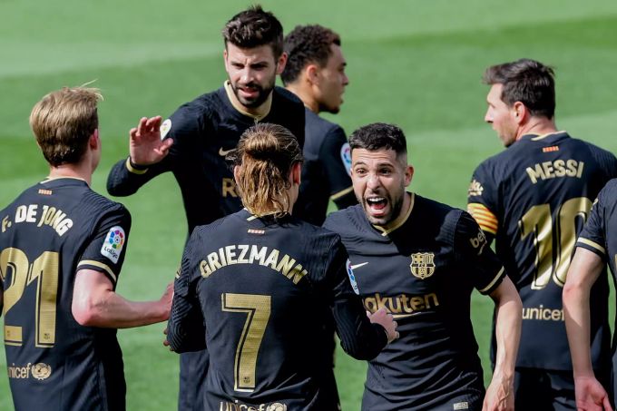 FC Barcelonas Antoine Griezmann (3.v.l) feiert mit seinen Teamkollegen, nachdem er das zweite Tor für seine Mannschaft geschossen hat. FC Barcelona