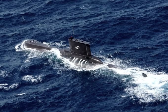Das U-Boot KRI Nanggala der indonesischen Marine fährt in den Gewässern vor Ost-Java (Luftbild aus einer indonesischen Marine-Hubschrauber). U-Boot Bali