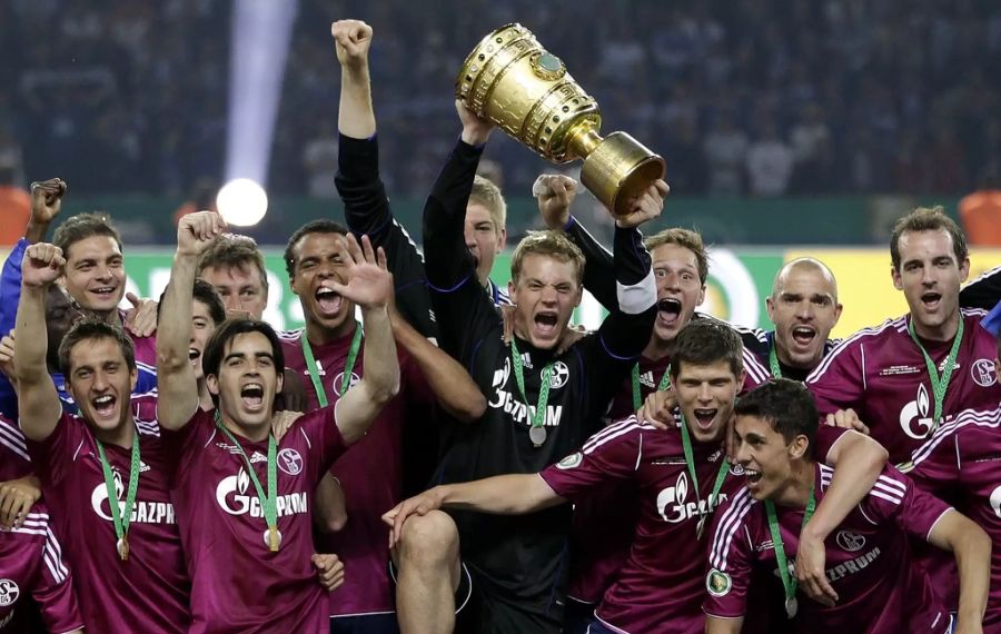 Wenige Wochen nach dem CL-Aus gewinnen die Schalker den DFB-Pokal.