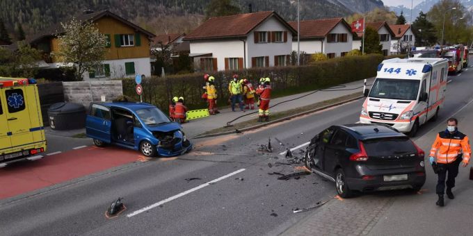 Die beiden lenkenden Personen wurden in Domat/Ems verletzt. domat/ems