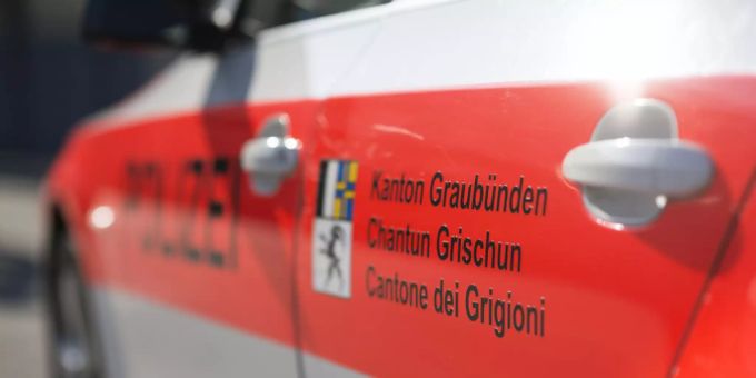In Domat/Ems GR sind bei einer Kollision eine Autolenkerin und ein Autolenker verletzt worden. Domat/Ems