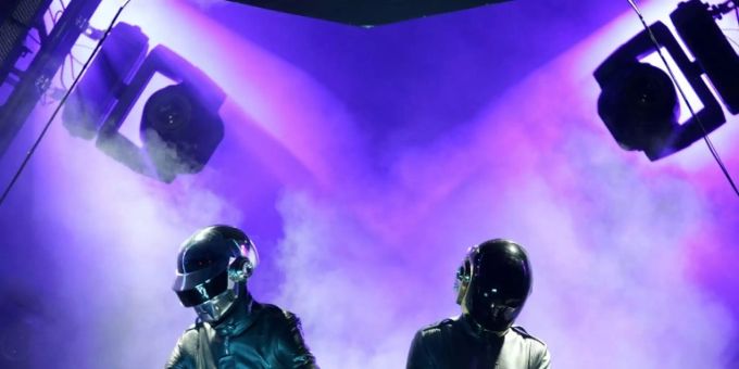 Daft Punk bei einem Auftritt. Mit dem Album «Discovery» kamen Auftritte mit den damals neuen Roboterhelmen. Daft Punk
