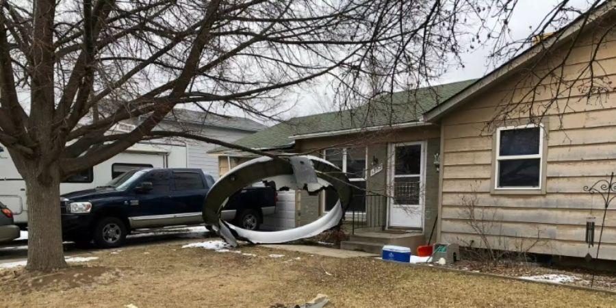 Flugzeugteil in einem Garten in Broomfield bei Denver