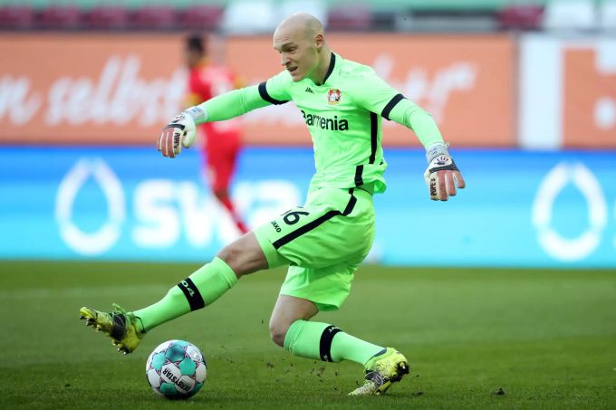 Leverkusens Torwart Niklas Lomb tritt neben den Ball und verursacht dadurch das 1:0. Bayer Leverkusen Niklas Lomb