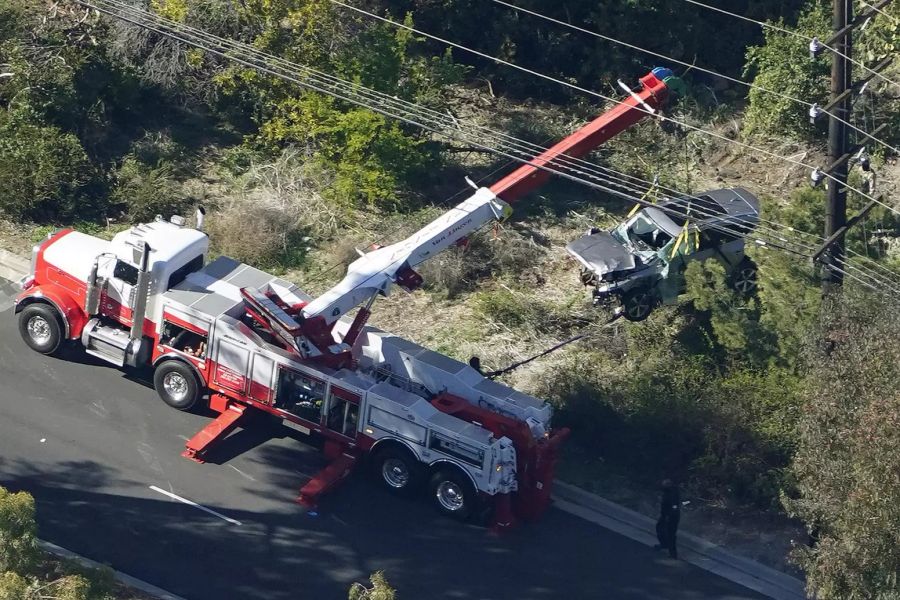 Tiger Woods musste von der Feuerwehr aus dem Autowrack befreit werden.