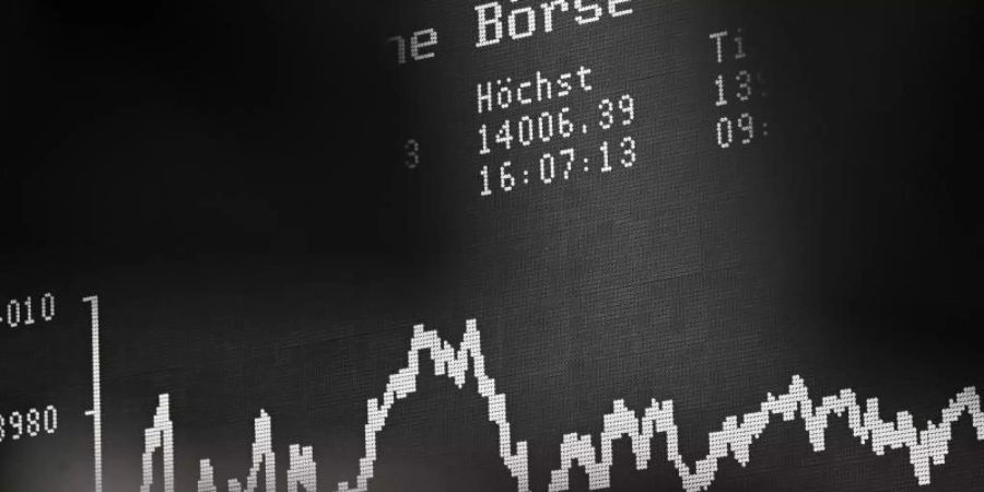 Auf einer Tafel der Frankfurter Börse wird der Tageshöchststand des Dax angezeigt. Foto: Arne Dedert/dpa