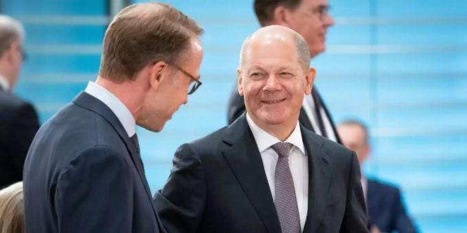 Scholz (r.) im September 2020 in Berlin Scholz (r.) im September 2020 in Berlin