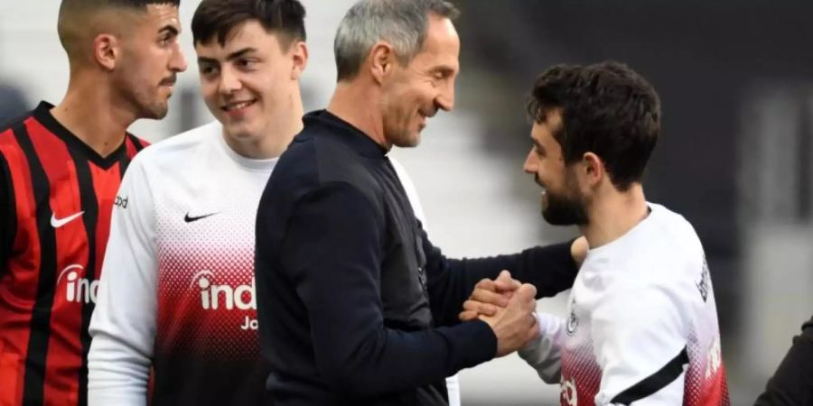 Hat mit seinen Spielern momentan viel Grund zur Freude: Eintracht-Coach Adi Hütter. Foto: Arne Dedert/dpa