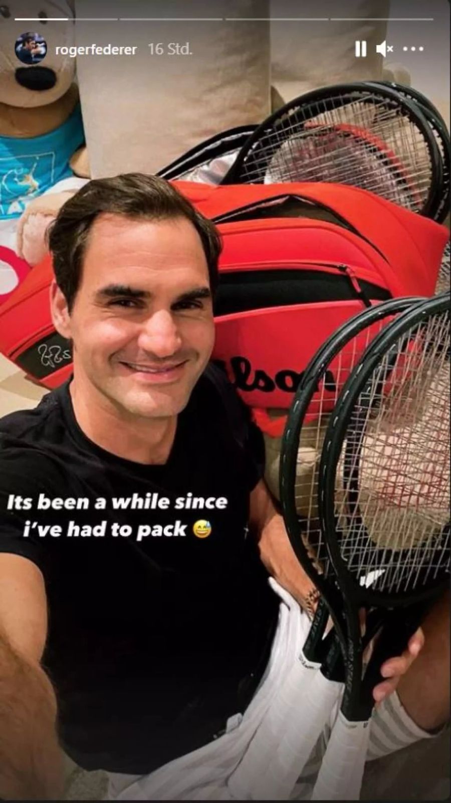 Roger Federer reist nach über einem Jahr Verletzungspause wieder an ein Tennis-Turnier.