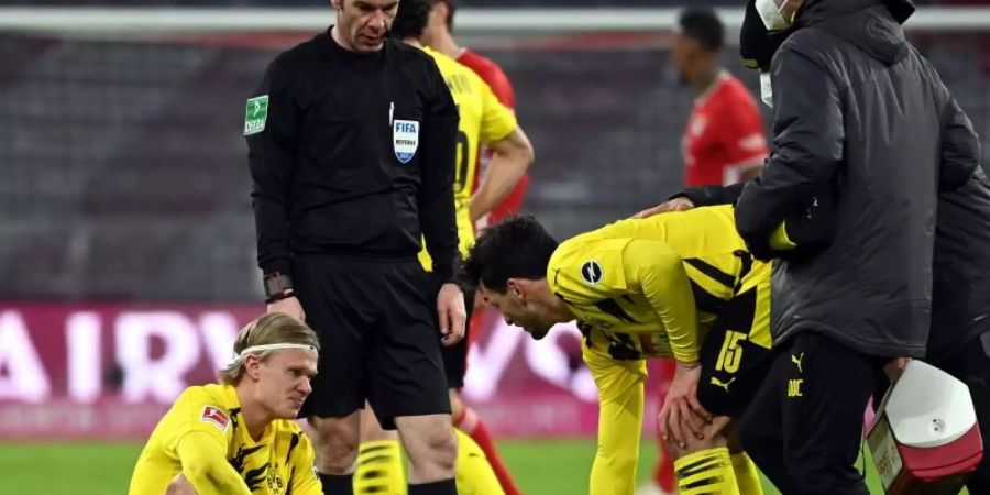 BVB-Stürmer Erling Haaland sitzt verletzt auf dem Platz. Foto: Sven Hoppe/dpa-POOL/dpa