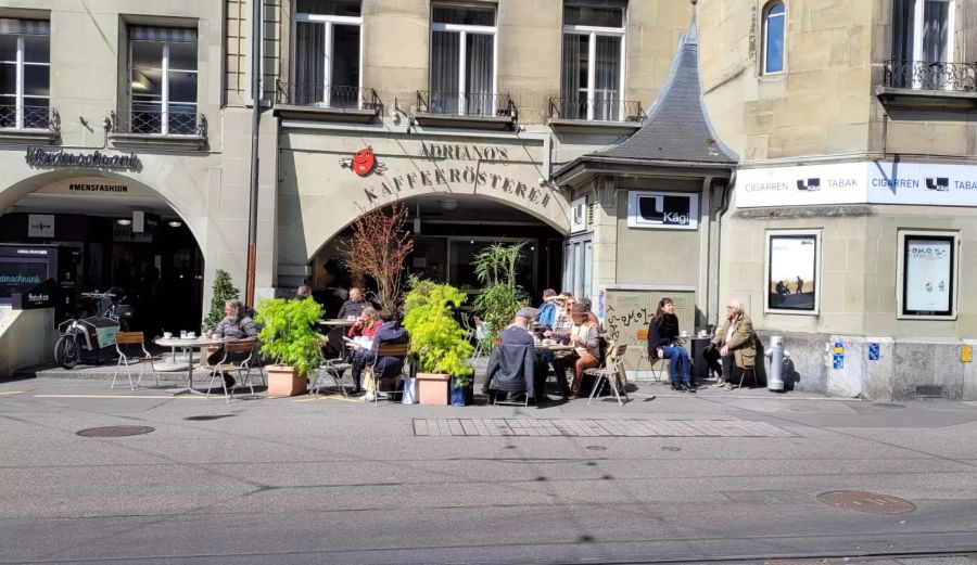 Vor dem Adrianos beim Berner Zytglogge sind sämtliche Tische zur Mittagszeit belegt.