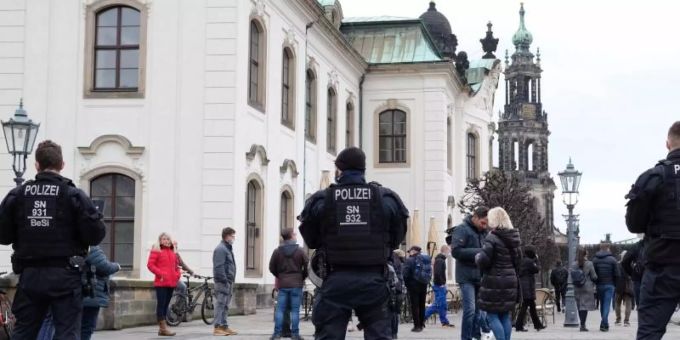 Polizisten sperren die Brühlschen Terrassen in Dresden. Trotz eines Demonstrations-Verbots rüstete sich die Polizei für einen Grosseinsatz. Foto: Sebastian Willnow/dpa-Zentralbild/dpa Polizisten sperren die Brühlschen Terrassen in Dresden. Trotz eines Demonstrations-Verbots rüstete sich die Polizei für einen Grosseinsatz. Foto: Sebastian Willnow/dpa-Zentralbild/dpa