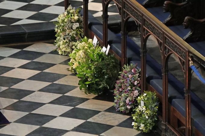 Der zweite Blumenkranz von rechts stammt von Prinz Harry und Meghan Markle. prinz harry meghan markle