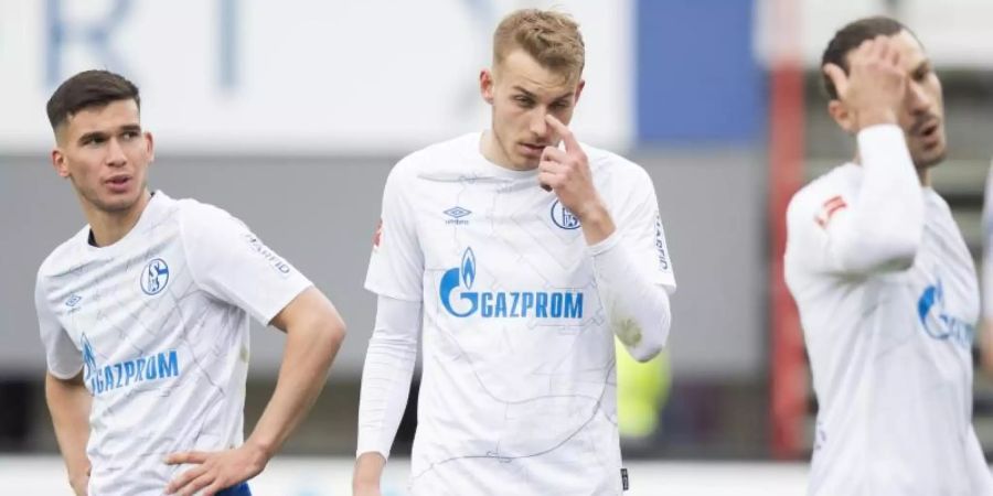 Nach dem 0:4 beim SC Freiburg stehen die Schalker Profis geschlagen auf dem Spielfeld. Foto: Tom Weller/dpa